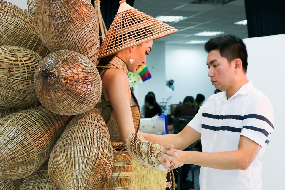 Buổi chụp ảnh diễn ra với không khí gấp rút và đầy hăng hái. Tại buổi chụp ảnh, Lệ Hằng vẫn rạng rỡ, tạo dáng chuyên nghiệp dù phải thức dậy từ 6 giờ sáng cho việc trang điểm, thử trang phục.