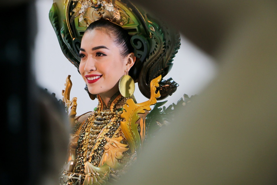 Thiêt kế thứ hai của thí sinh Phạm Lâm Mỹ lấy ý tưởng chính từ Phụng bào Cung đình Huế và nghệ thuật khảm sành sứ.