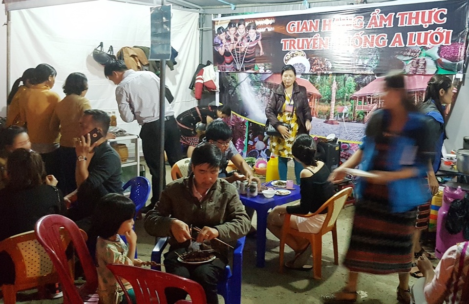 Hàng ngàn người chen chân ở Lễ hội ẩm thực Huế - 8 Gian hàng ẩm thực huyện miền núi A Lưới, tỉnh Thừa Thiên Huế với món bò vùng cao rất ngon