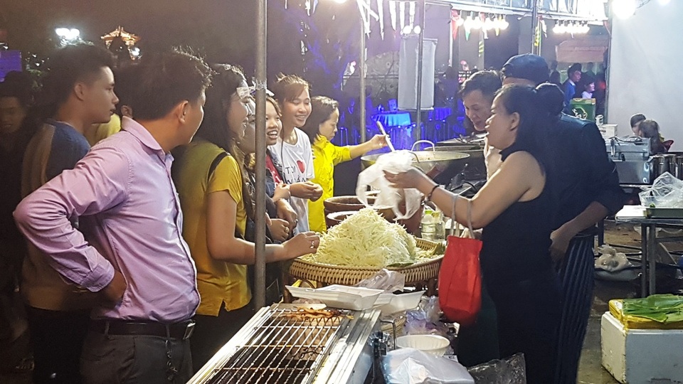 Hàng ngàn người chen chân ở Lễ hội ẩm thực Huế - 9 Môt số gian hàng bán thêm cả đồ Lào, Thái Lan...