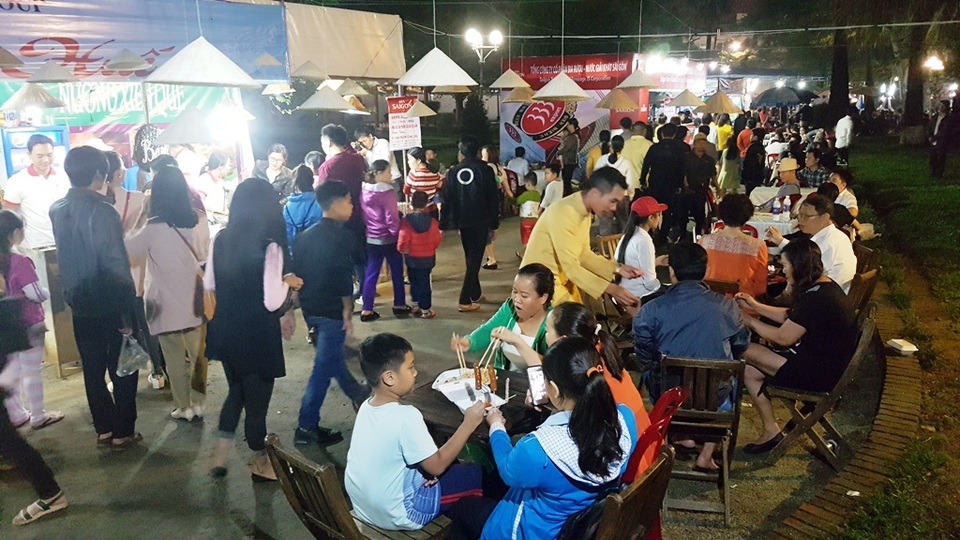 Hàng ngàn người chen chân ở Lễ hội ẩm thực Huế - 2 Người dân, du khách vào ăn các món ẩm thực đặc sắc