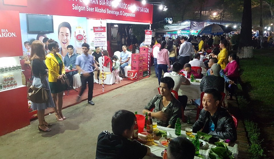 Hàng ngàn người chen chân ở Lễ hội ẩm thực Huế - 11 Không khí về đêm nhộn nhịp tại Lễ hội Ẩm thực Huế 2017