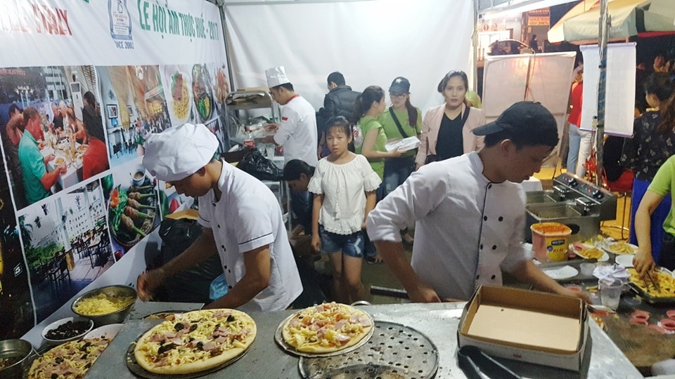 Hàng ngàn người chen chân ở Lễ hội ẩm thực Huế - 7 Một gian hàng đồ ăn dành cho Tây tất bật