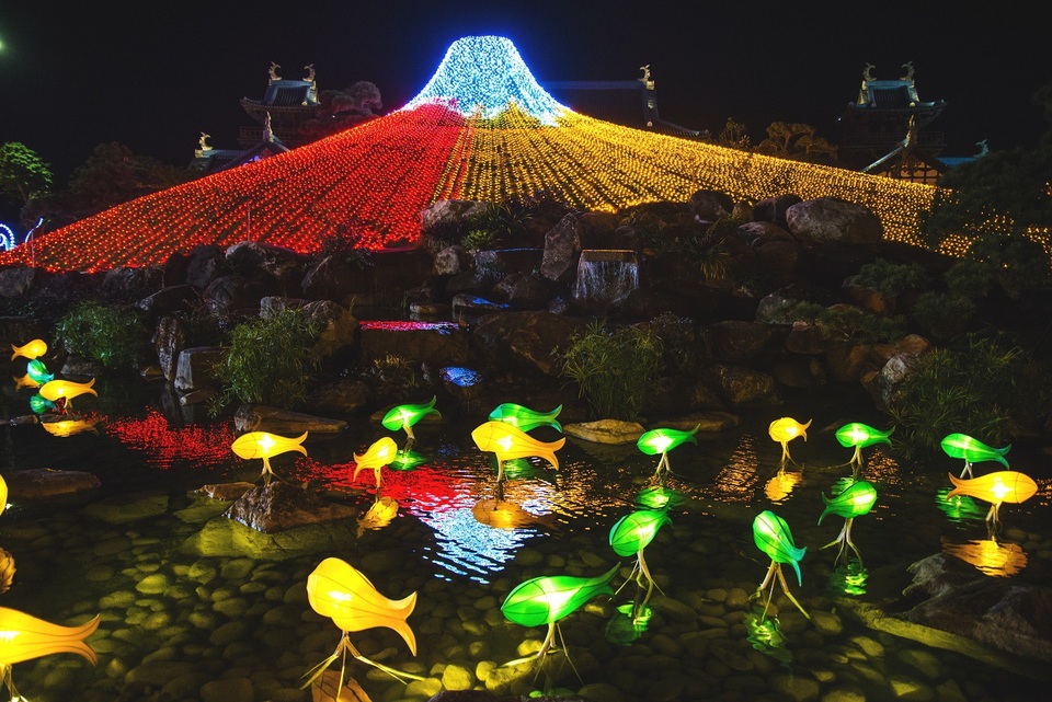 Du khách ngỡ ngàng trước vẻ rực rỡ, lung linh của Lễ hội ánh sáng