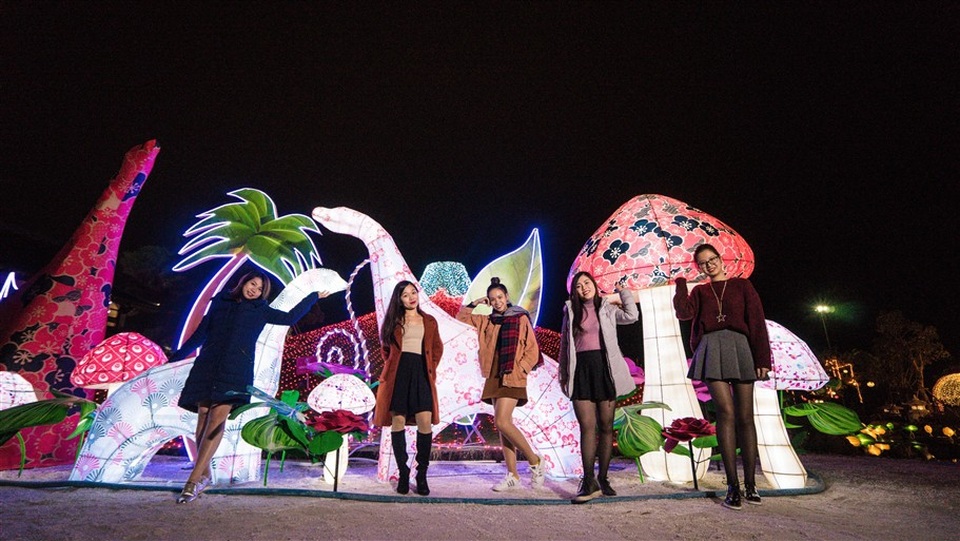 Ngay từ cổng vào Lễ hội, bạn sẽ được chào đón bởi mô hình người Tuyết, ông già Noel