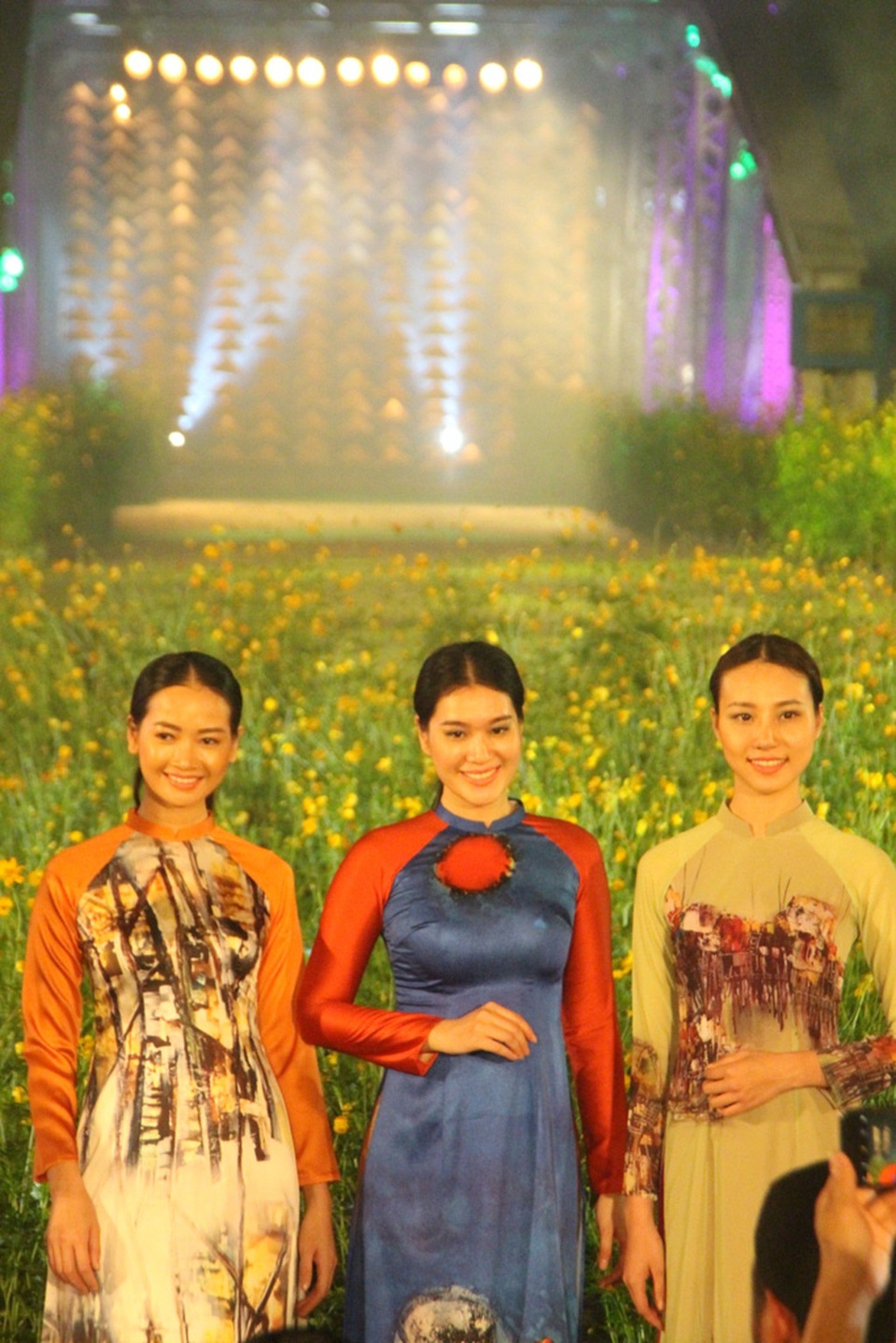 Lễ hội Áo dài tung bay trên cầu Trường Tiền sau 15 năm xa cách - 17 Tranh họa sĩ Đặng Mậu Triết dưới BST áo dài NTK Vũ Trần Đức Hải