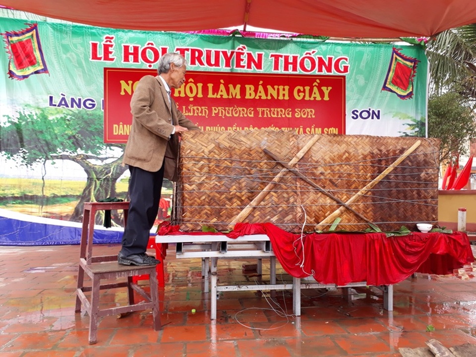 Để bảo quản bánh được lâu dài, chiếc bánh được bao ép bên ngoài bởi nhiều lớp tôn và cót ép