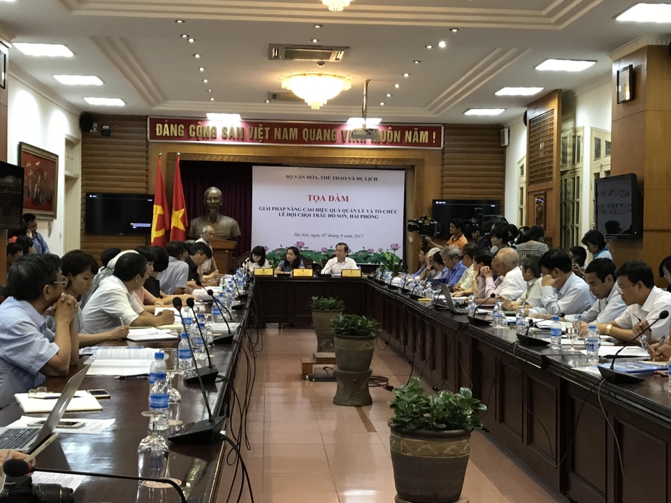 “Loại bỏ Lễ hội chọi trâu Đồ Sơn là sai lầm lớn và rất cực đoan” - 1 Toàn cảnh buổi tọa đàm về Lễ hội chọi trâu Đồ Sơn sáng 7/9 tại Bộ VHTT&DL. Ảnh: Tùng Long.