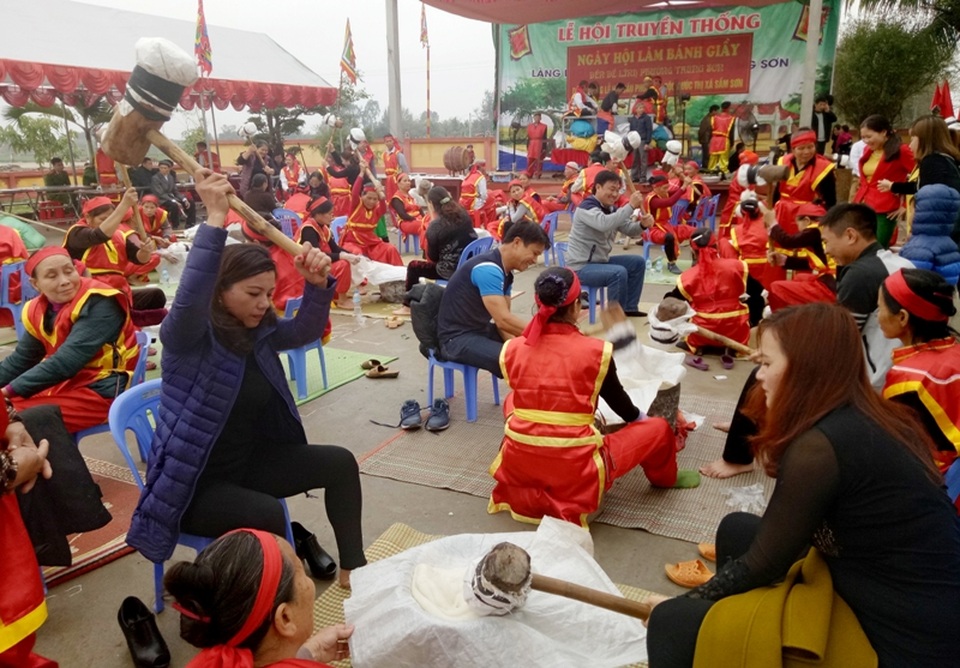 Hàng trăm người dân, già trẻ, gái trai hồ hởi tham gia buổi làm bánh dày