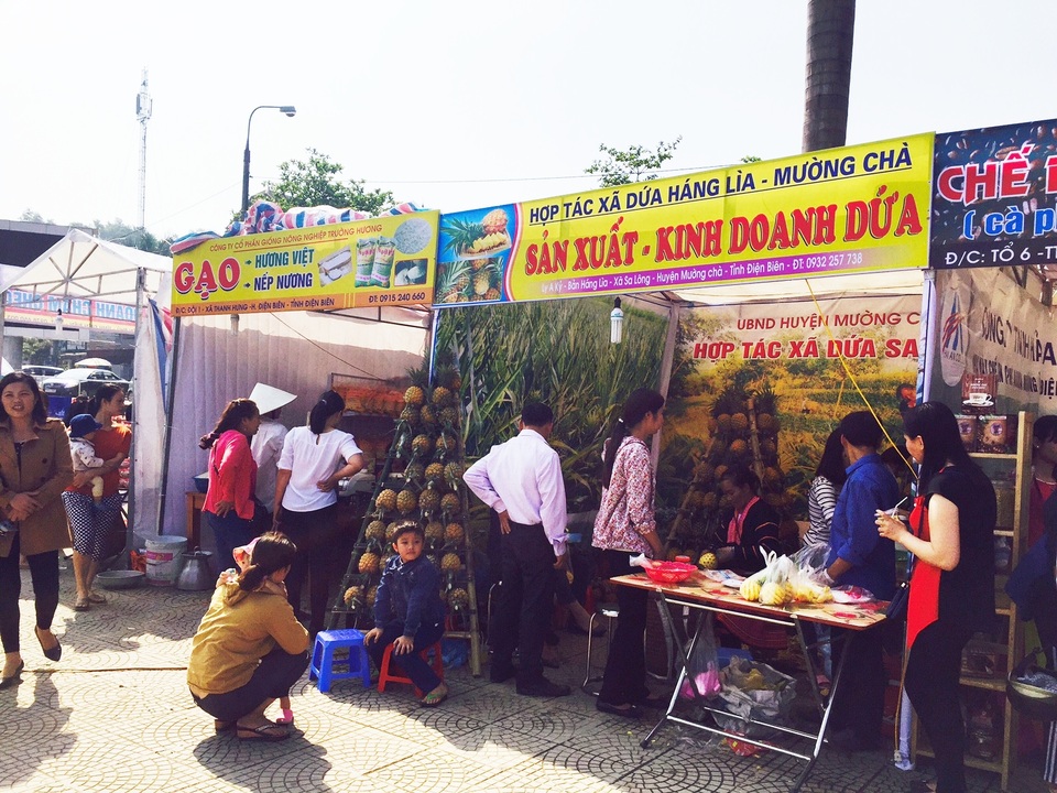 Du khách đổ về Điện Biên mùa Lễ hội Hoa Ban - 3 Các gian hàng tại triển lãm trưng bày nhiều sản phẩm đặc trưng của tỉnh Điện Biên.