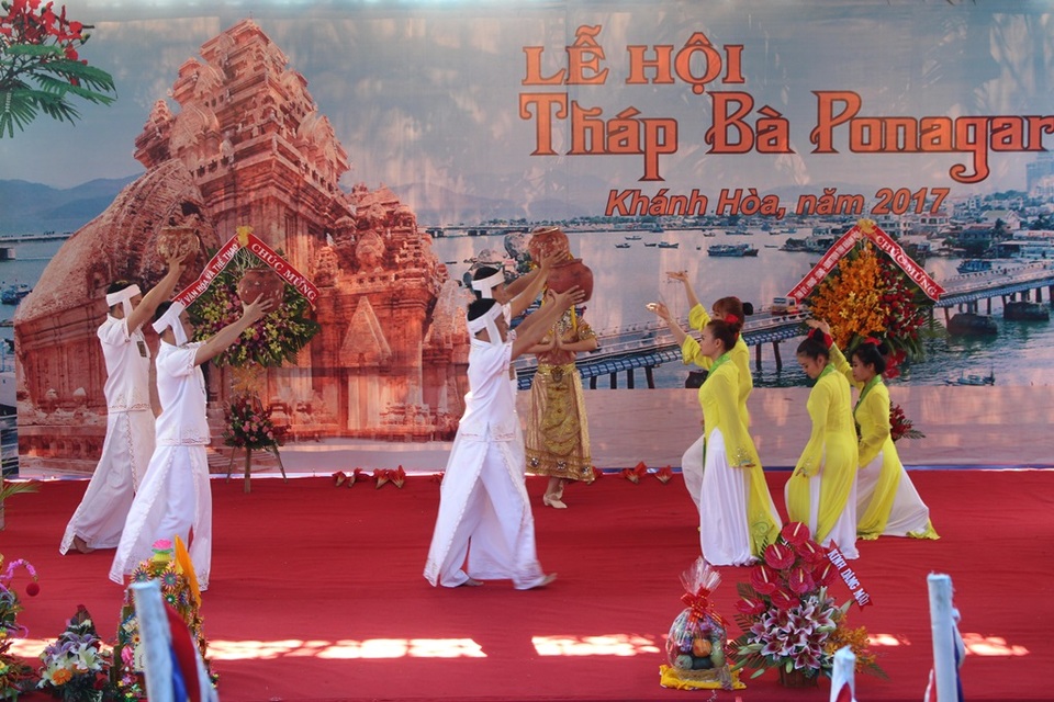Nha Trang: Độc đáo lễ hội ở khu tháp Chăm nghìn tuổi - 1 Nha Trang: Độc đáo lễ hội ở khu tháp Chăm nghìn tuổi - 1