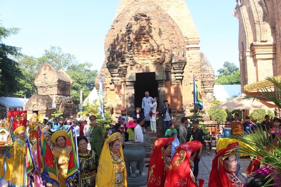 Nha Trang: Độc đáo lễ hội ở khu tháp Chăm nghìn tuổi - 6 Nha Trang: Độc đáo lễ hội ở khu tháp Chăm nghìn tuổi - 6