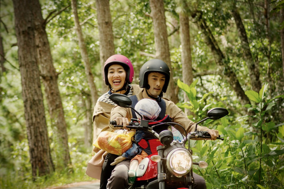 Lê Khánh bị chấn thương do va phải đá ngầm khi quay phim mới - 2 Lê Khánh tái xuất màn ảnh cùng Johny Trí Nguyễn.