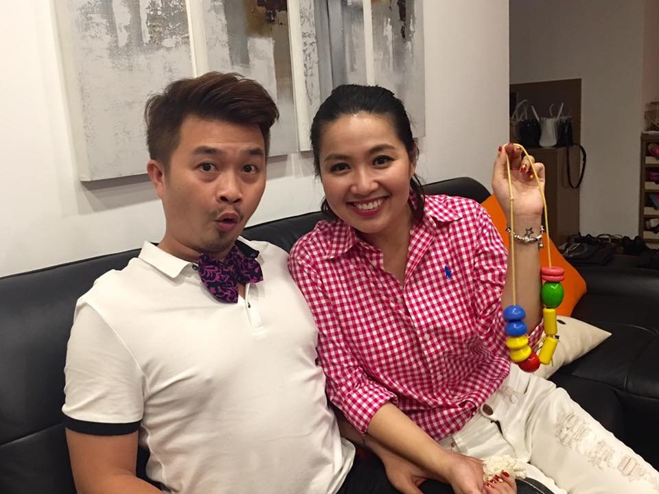 Món quà này được chồng Lê Khánh chia sẻ trên trang facebook để khoe. Ngay sau đó, Lê Khánh còn hài hước vào comment: Chúc chồng ngày nào cũng là ngày mang thai. Tối cùng ngày, cặp đôi cùng bạn bè đi ăn tối tại quán của chồng Lê Khánh đang kinh doanh.