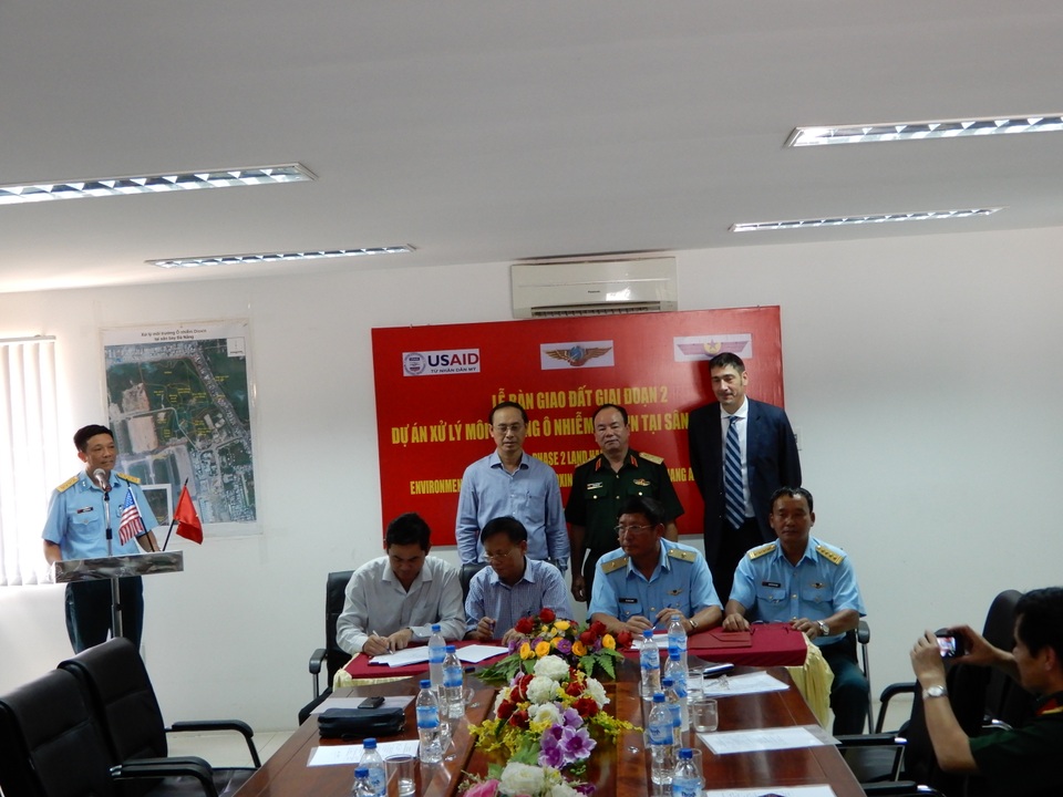 Các bên ký kết văn bản giao nhận đất đã được xử lý 