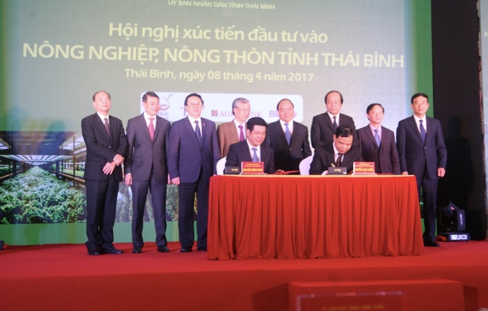 Thủ tướng: “Phát triển nông nghiệp phải có sự liên kết của 5 Nhà” - 2 Ký kết văn bản ghi nhớ giữa UBND tỉnh với Bộ Nông nghiệp và Phát triển nông thôn tại Hội nghị
