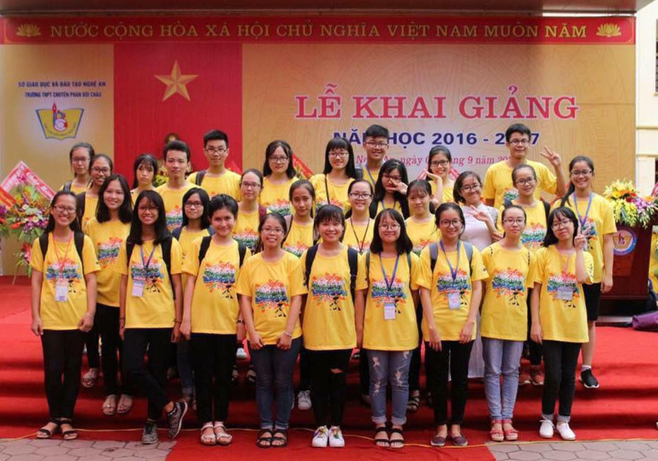 “Thí sinh tố giám thị vi phạm quy chế thi” đạt giải Nhì học sinh giỏi tỉnh - 1 Lớp 11C5, Trường THPT chuyên Phan Bội Châu (Nghệ An) có 31 học sinh thì cả 31 em đều đạt giải cao tại kỳ thi chọn HSG tỉnh năm học 2016-2017 (Phương Anh đứng giữa, hàng đầu tiên)