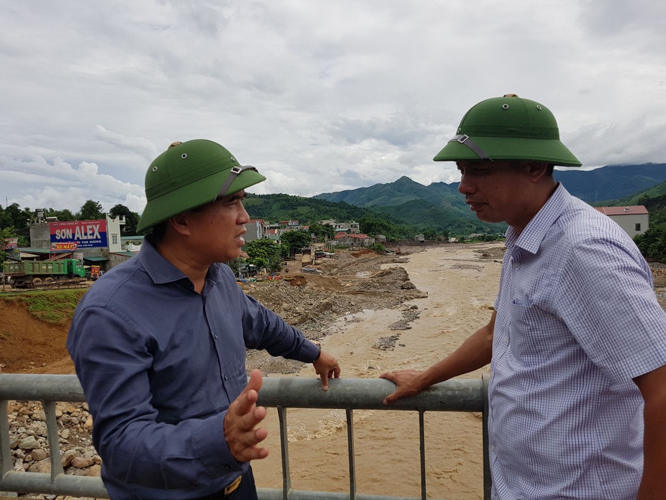 Lũ quét kéo trôi cả đá 15 tấn thì công trình nào chịu được? - 5 Thứ trưởng Lê Quang Hùng cập nhật tình hình thiệt hại do lũ quét từ Bí thư Huyện ủy Mường La Nguyễn Thành Công.