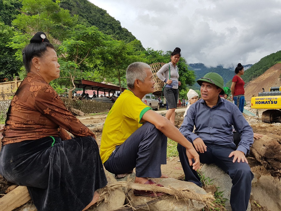 Lũ quét kéo trôi cả đá 15 tấn thì công trình nào chịu được? - 1 Thứ trưởng Lê Quang Hùng trao đổi, chia sẻ với người dân Nặm Păm.