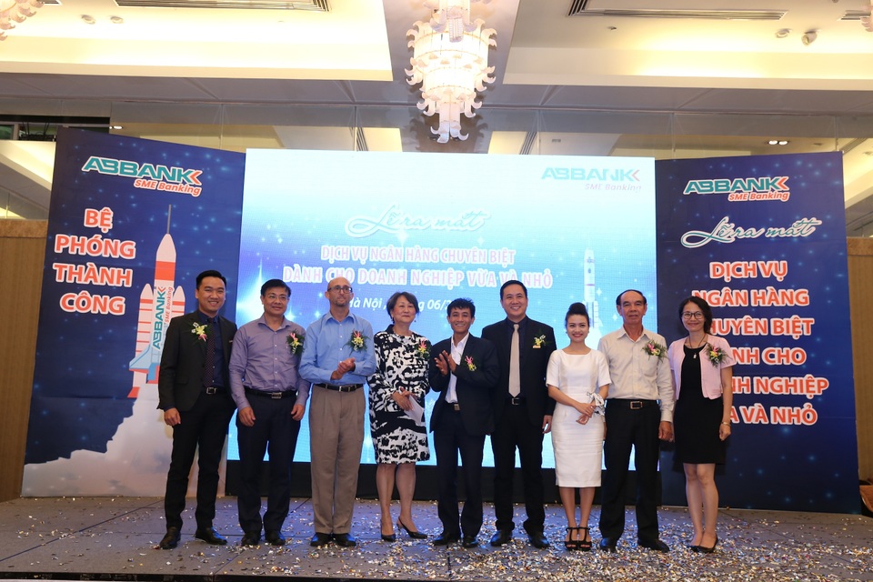 ABBANK ra mắt Dịch vụ ngân hàng chuyên biệt cho doanh nghiệp vừa và nhỏ - 1
ABBANK chính thức ra mắt Dịch vụ Ngân hàng chuyên biệt cho Doanh nghiệp vừa và nhỏ (SME Banking) và phát triển danh mục 7 sản phẩm về cho vay thế chấp và cho vay tín chấp.