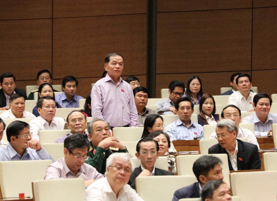 Bộ trưởng Trương Minh Tuấn: Thông tin bôi nhọ, kích động trên mạng ngày càng nhiều! - 3
Đại biểu Lê Thanh Vân băn khoăn về thương vụ Mobifone mua AVG. (Ảnh: Việt Hưng)