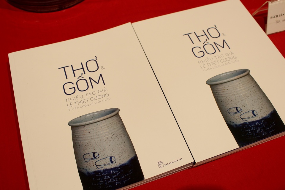 Triển lãm của họa sỹ Lê Thiết Cương: đưa Thơ vào Gốm - 2 Cuốn sách Thơ Gốm