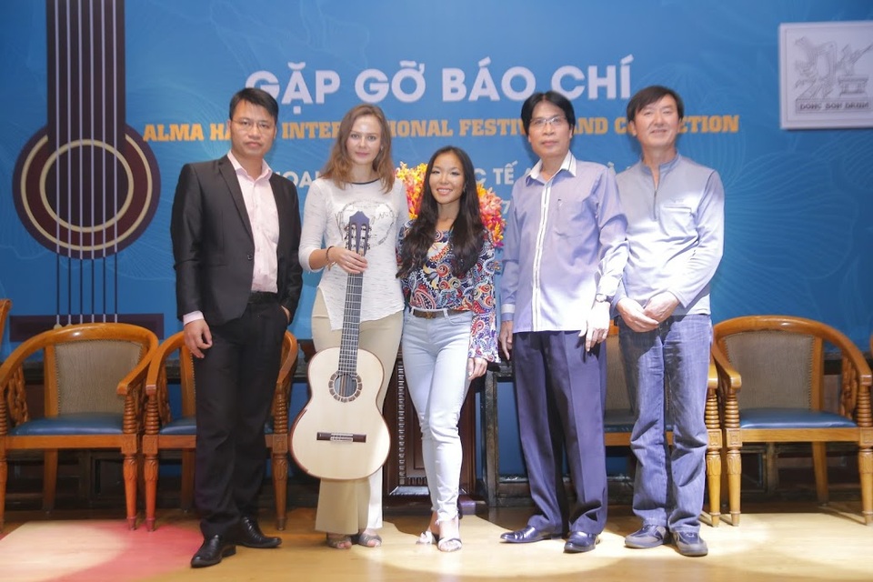 
Nghệ sỹ Lê Thu đứng giữa (áo hoa).
