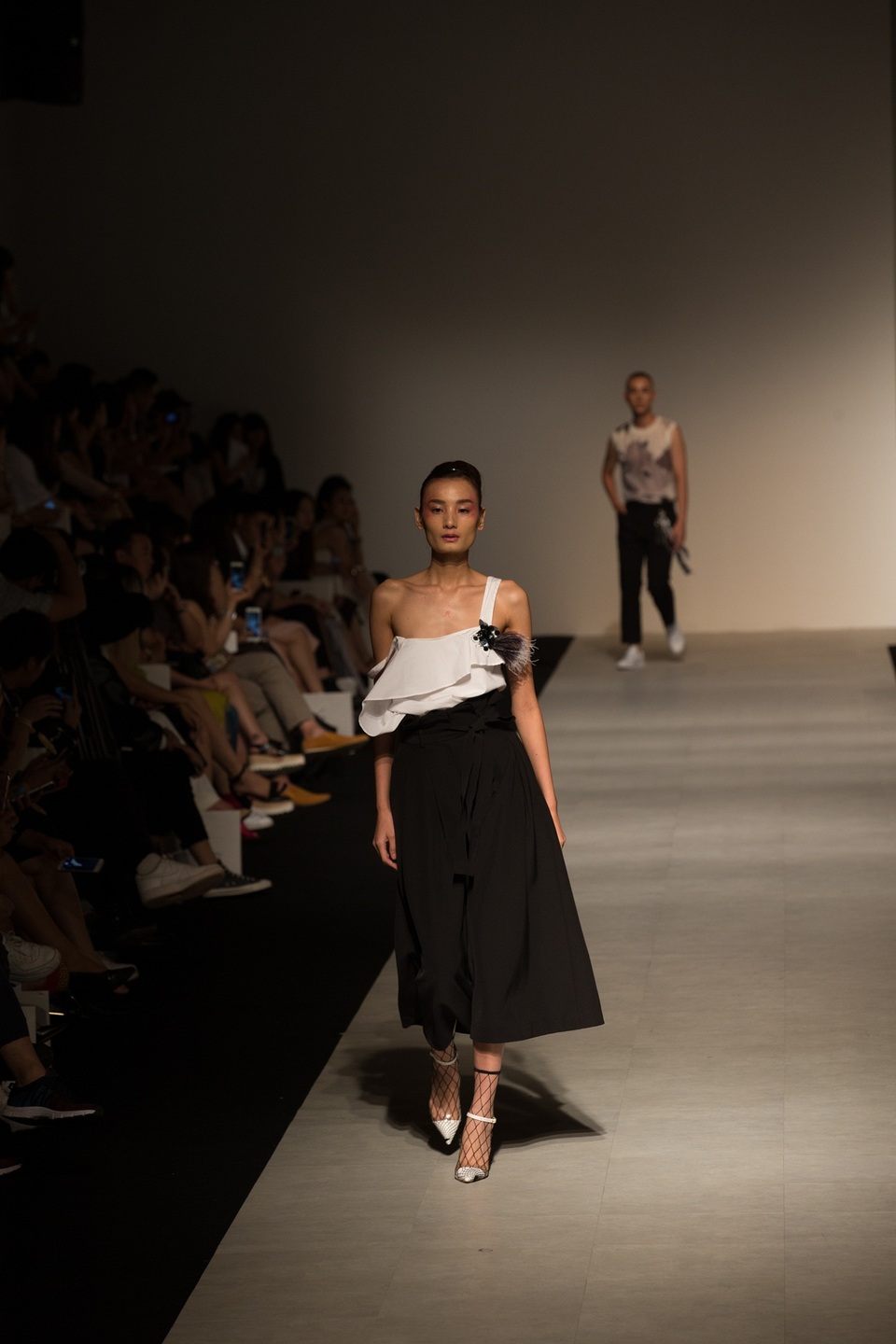 Người đẹp vẫn duy trì thân hình cò hương từ ngày mới gia nhập làng mẫu.