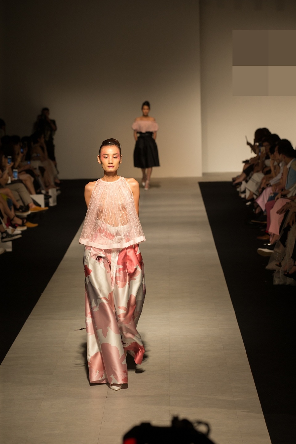 Lê Thúy gây choáng với một thiết kế lấp ló khoe vòng 1.