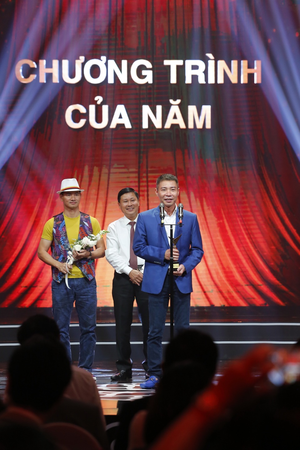 NSƯT Công Lý và NSƯT Xuân Bắc đại diện nhận giải Chương trình của năm cho Táo quân Xuân Đinh Dậu. (Ảnh: Hải Hưng).