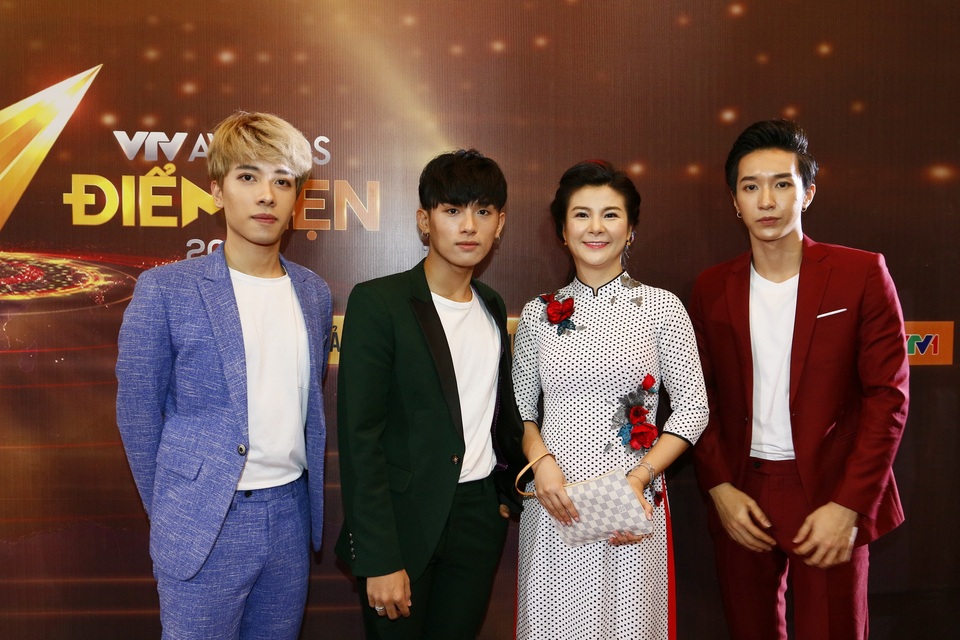 “Lương Bổng” không mong Người phán xử có phần 2, “cô Đẩu” trẻ trung bên bạn gái - 13 Diễn viên hài Kim Oanh cùng nhóm nhạc Monstar. Kim Oanh cũng lọt top 5 đề cử Nữ diễn viên ấn tượng. Kim Oanh đã để lại ấn tượng trong lòng người xem bởi lối diễn xuất tự nhiên, sống động và có hồn.