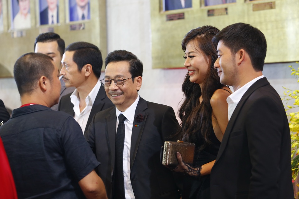 “Lương Bổng” không mong Người phán xử có phần 2, “cô Đẩu” trẻ trung bên bạn gái - 3 NSND Hoàng Dũng và dàn diễn viên phim Người phán xử nhận được sự quan tâm đặc biệt trên thảm đỏ Lễ trao giải VTV Awards.