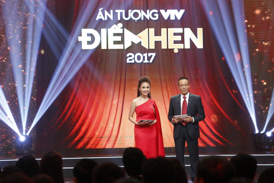Nhà báo Lại Văn Sâm và Vân Hugo là 2 MC dẫn dắt lễ trao giải Ấn tượng VTV 2017.