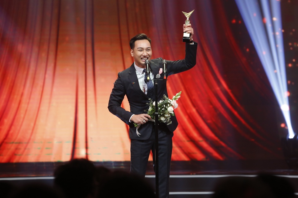 Vượt qua những cái tên như: Xuân Bắc, Trấn Thành, Thuỵ Vân, Phí Nguyễn Thuỳ Linh, MC Thành Trung được vinh danh ở hạng mục giải thưởng Dẫn chương trình ấn tượng. Nam MC gửi lời cảm ơn tới người thân, bạn bè: “Cảm ơn vợ đã luôn chăm sóc anh, cảm ơn con gái luôn là động lực của ba và cuối cùng Thành Trung xin gửi tặng giải thưởng đặc biệt này đến khán giả đầu tiên trong sự nghiệp và ngày cuối cùng trong cuộc đời vẫn bật TV xem chương trình Café sáng để ủng hộ cho Thành Trung – đó là người mẹ đã mất của tôi. Cảm ơn mẹ rất nhiều. (Ảnh: Hải Hưng).