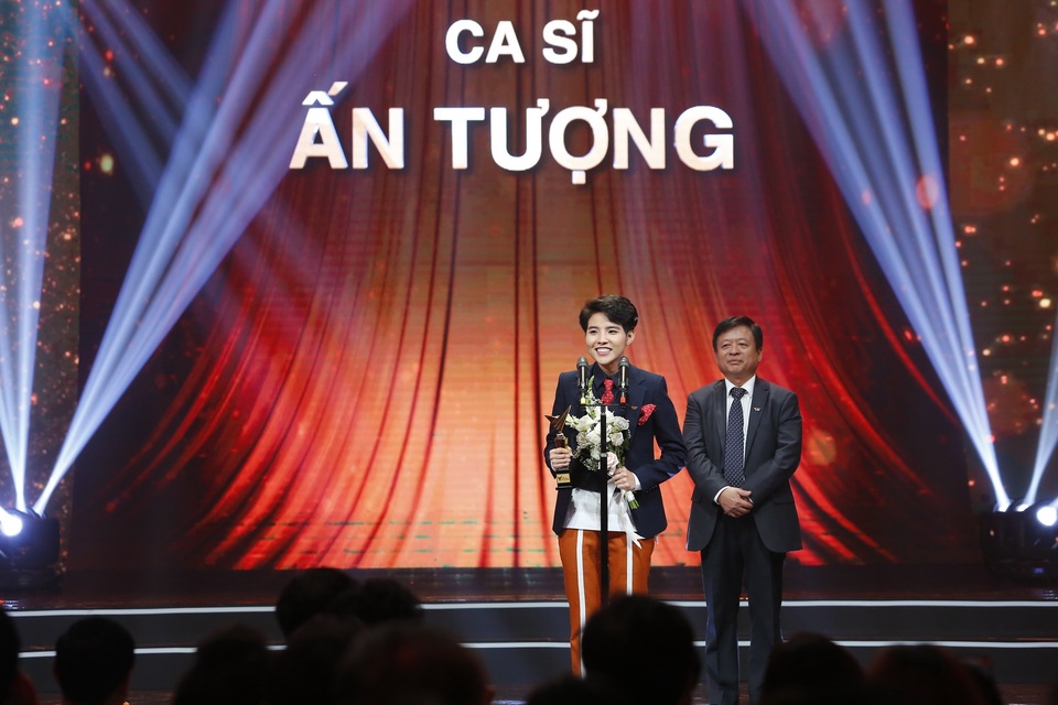 Vũ Cát Tường: “Người yêu đã vực tôi dậy khi đứng trước bờ vực thẳm” - 1 Là một trong 5 đề cử của hạng mục Ca sĩ ấn tượng, Vũ Cát Tường đã cực kì bất ngờ khi MC Lại Văn Sâm xướng tên mình. Trên sân khấu, khi nhận chiếc cúp từ tay nhạc sĩ Đỗ Hồng Quân, Vũ Cát Tường đã xúc động đến mức bật khóc và lắp bắp không nói nên lời. (Ảnh: Hải Hưng).