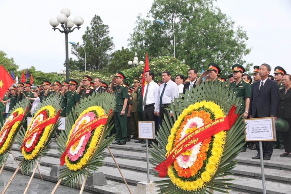 Đón nhận 21 hài cốt liệt sĩ quân tình nguyện, chuyên gia hy sinh tại Lào - 1 Lãnh đạo tỉnh Quảng Trị tri ân các liệt sĩ