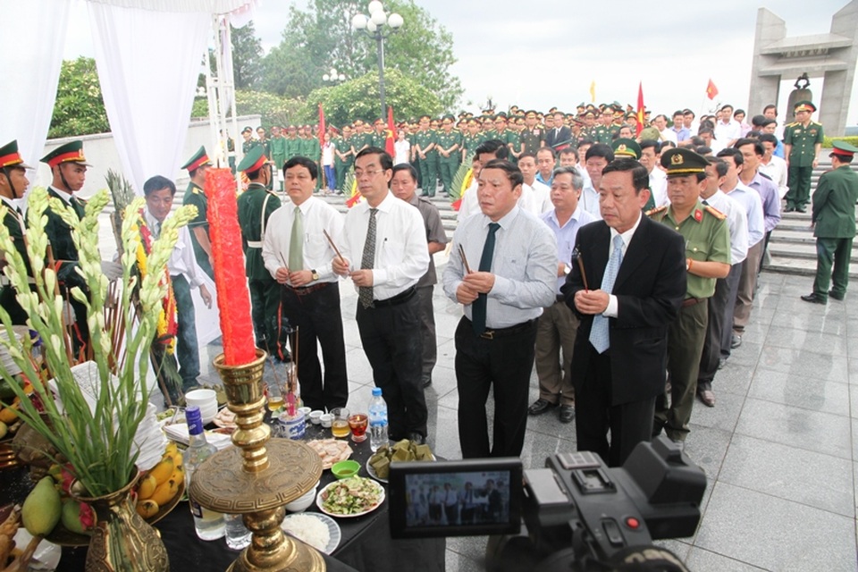 Đón nhận 21 hài cốt liệt sĩ quân tình nguyện, chuyên gia hy sinh tại Lào - 2 Dâng hương viếng các liệt sĩ đã anh dũng hy sinh vì nhiệm vụ quốc tế