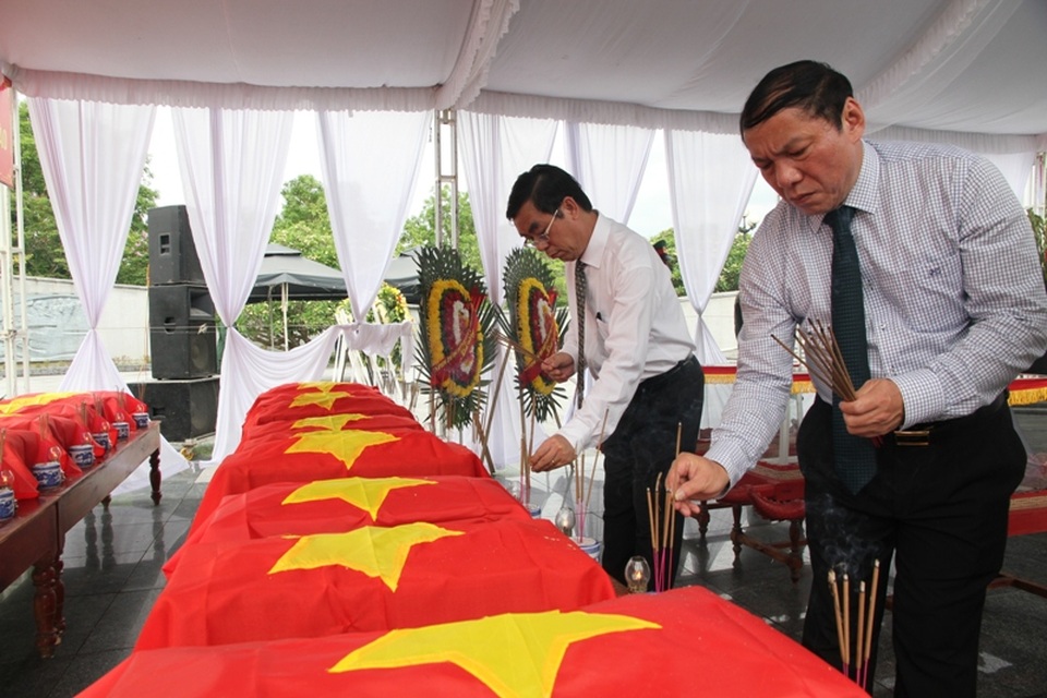 Đón nhận 21 hài cốt liệt sĩ quân tình nguyện, chuyên gia hy sinh tại Lào - 3 Bí thư Tỉnh ủy Nguyễn Văn Hùng và Chủ tịch UBND tỉnh Quảng Trị Nguyễn Đức Chính (phía sau) dâng hương lên các liệt sĩ