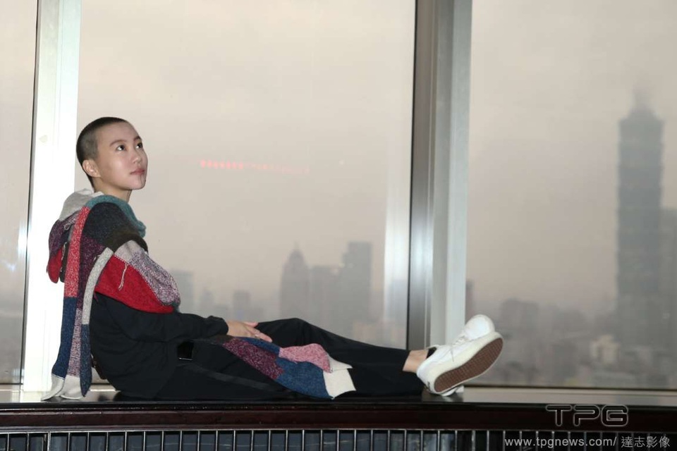 
Ngày 20/12 vừa rồi, Đậu Tĩnh Đồng đã hé lộ hình ảnh mới nhất của bản thân trong lần giới thiệu album mới mang tên Kid Only của chính mình. Cô thay đổi hình ảnh bằng cách cạo tóc và có thông tin cho rằng, cô gái 20 tuổi đã quyết định theo đạo Phật thời gian gần đây.
