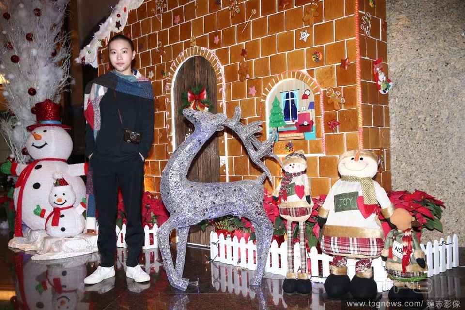 
Năm 15 tuổi, cô bé được mẹ gửi ra nước ngoài để du học. Tĩnh Đồng có quan hệ rất thân thiết với cha dượng và xem Lý Á Bằng như cha ruột. Tĩnh Đồng cũng rất quý mến cô em gái cùng mẹ khác cha.
