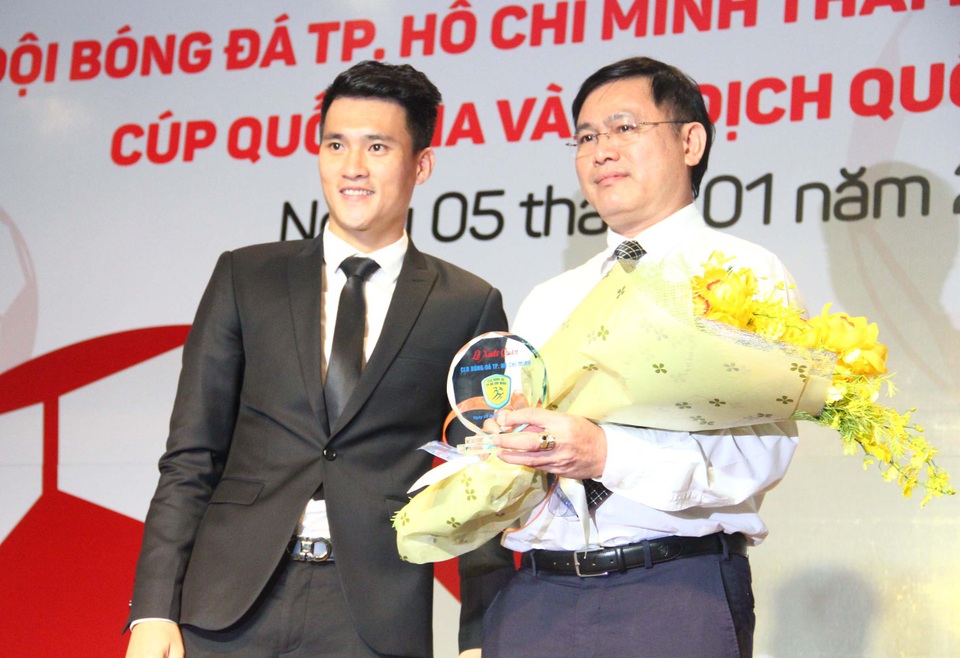 Công Vinh: “Chúng tôi sẽ đưa CLB TPHCM đến hình mẫu tiến bộ nhất” - 1 Lê Công Vinh (trái) trên cương vị mới: Quyền chủ tịch CLB bóng đá TPHCM (ảnh: Hoàng Đức)