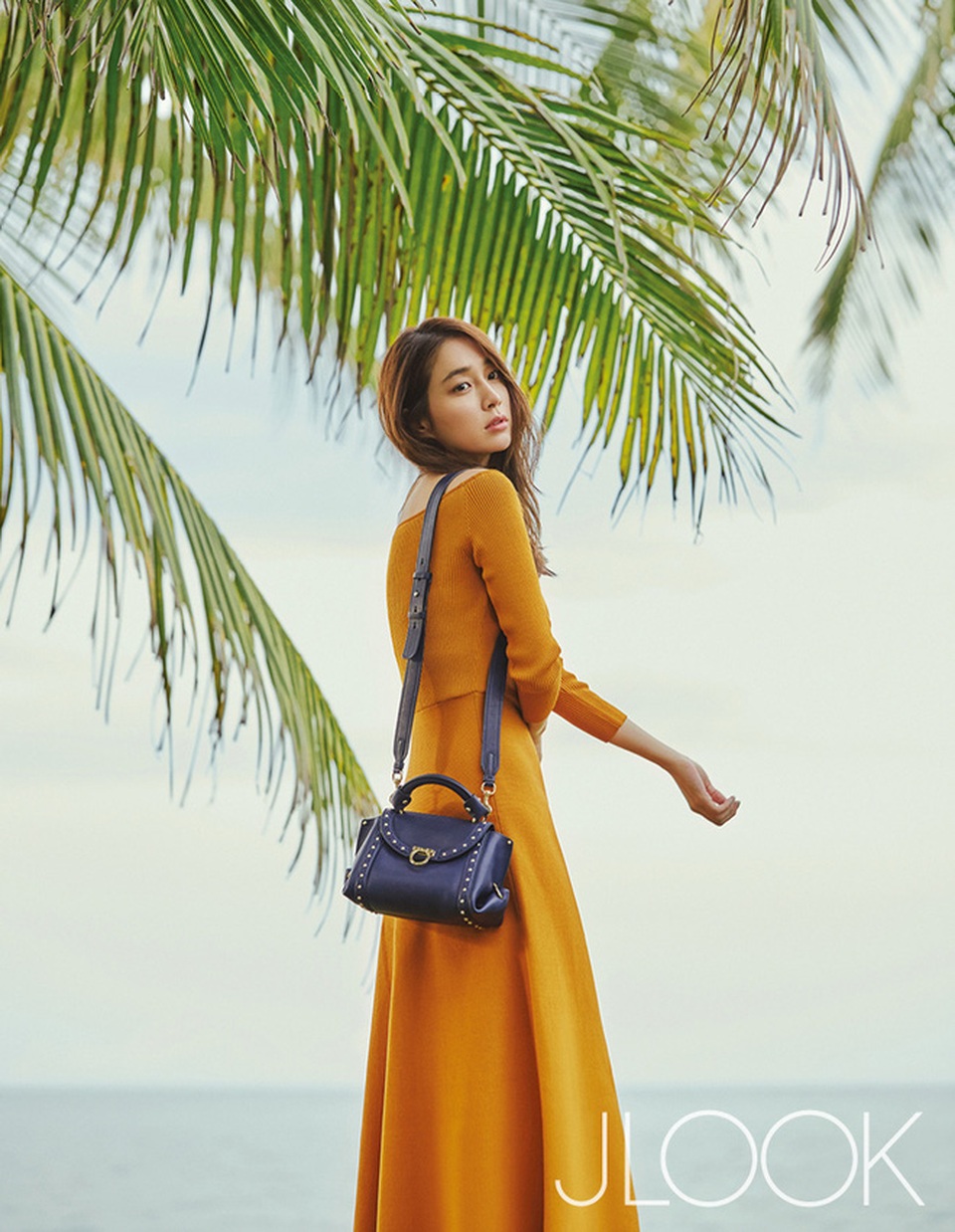 Lee Min Jung khoe dáng tại Đà Nẵng - 6
Kể từ khi lập gia đình, Lee Min Jung ít tham gia các hoạt động của làng giải trí. Cô dành thời gian chăm sóc gia đình. Năm 2017, Lee Min Jung ấp ủ kế hoạch quay lại với công việc của làng giải trí khi con trai đã lớn hơn.