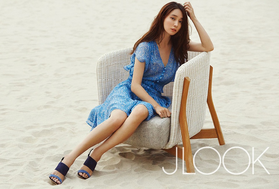 Lee Min Jung khoe dáng tại Đà Nẵng - 1
Tháng 7/2017, Lee Min Jung cùng chồng, nam diễn viên Lee Byung Heon, đã tới Đà Nẵng, Việt Nam để du lịch. Bên cạnh việc dành thời gian cho gia đình, Lee Min Jung còn thực hiện một bộ ảnh thời trang trên bãi biển Đà Nẵng.