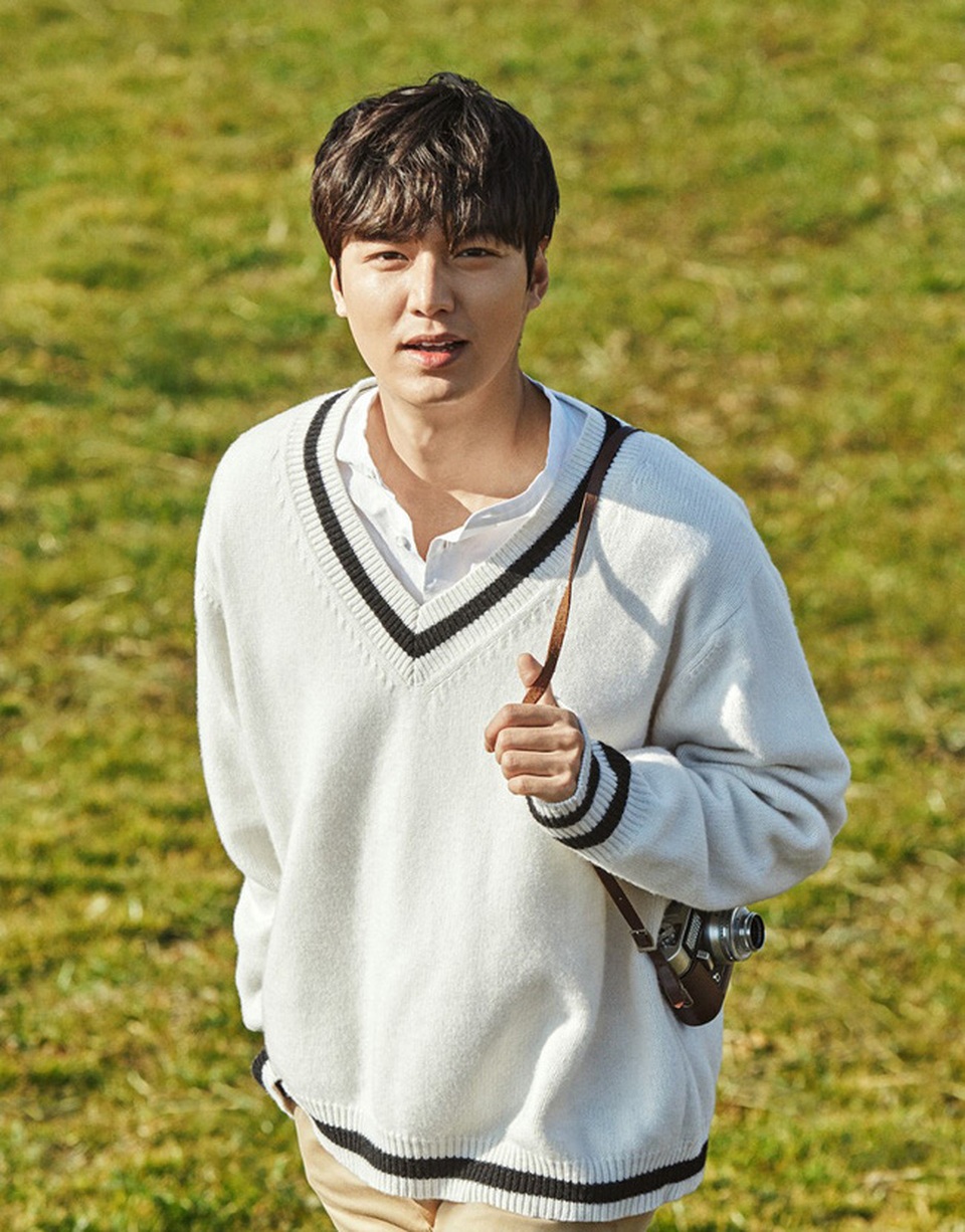 Mỹ nam Lee Min Ho lên đường nhập ngũ - 6
Trước khi nhập ngũ, Lee Min Ho vẫn tham gia chụp hình quảng cáo. Trên đây là bộ ảnh anh thực hiện tại Nhật kỷ niệm 11 năm gia nhập làng giải trí.