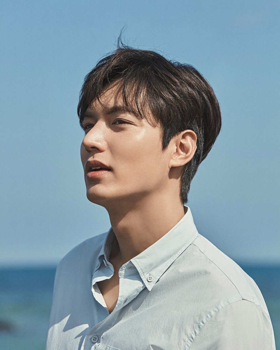 Mỹ nam Lee Min Ho lên đường nhập ngũ - 11
Hay tin Lee Min Ho nhập ngũ, fan tại châu Á đã dành sự quan tâm đặc biệt cho anh và chúc thần tượng hoàn thành tốt nhiệm vụ và sớm trở lại với làng giải trí.