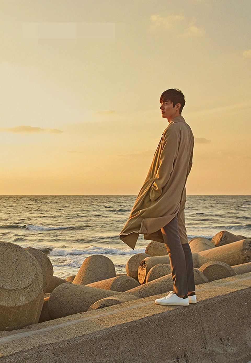 Mỹ nam Lee Min Ho lên đường nhập ngũ - 8
Mỹ nam của Vườn Sao Băng trông vẫn điển trai và cuốn hút. Anh vẫn luôn có tên trong danh sách những nam diễn viên Hàn Quốc có lượng fan hùng hậu nhất tại châu Á.