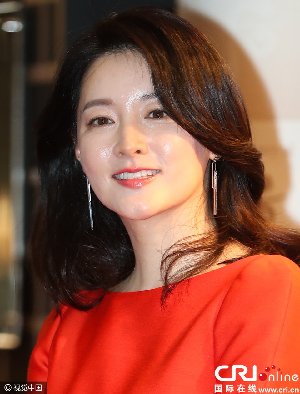 Nhan sắc "không tuổi" của "Nàng Dae Jang Geum" Lee Young Ae - 1
Ngày 2/2 vừa rồi, Lee Young Ae xuất hiện tại một sự kiện ở Seoul, Hàn Quốc. Nữ diễn viên 46 tuổi trông vô cùng trẻ đẹp với làn da căng bóng không tì vết.