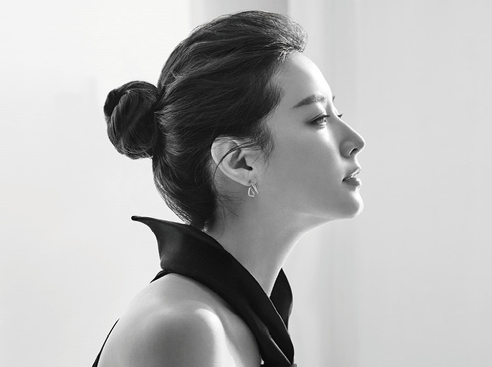 Nhan sắc "không tuổi" của "Nàng Dae Jang Geum" Lee Young Ae - 7
Chia sẻ về nhân vật của mình, Lee Young Ae cho hay, đó là một phụ nữ sống dưới thời kỳ phong kiến nhưng lại mang tư tưởng hiện đại. Bộ phim này cũng đánh dấu sự trở lại của Lee Young Ae với điện ảnh sau khi cô lập gia đình và làm mẹ.