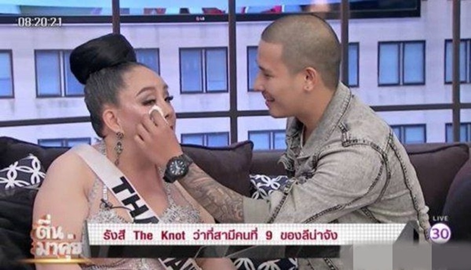 Thái Lan: Nữ đại gia 58 tuổi tuyển người chồng thứ 9 "bụng 6 múi", kém mình 34 tuổi - 3