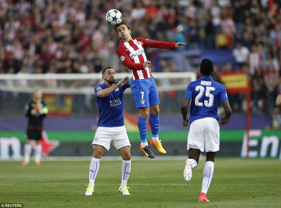 Atletico 1-0 Leicester: Chiến thắng của trọng tài - 3
Griezmann (giữa) là cầu thủ chơi năng nổ nhất bên phía đội chủ nhà